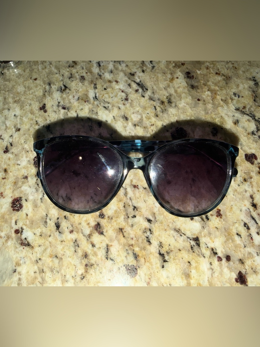 Vera Bradley Womenās Black Gradient Lens Sunglasses